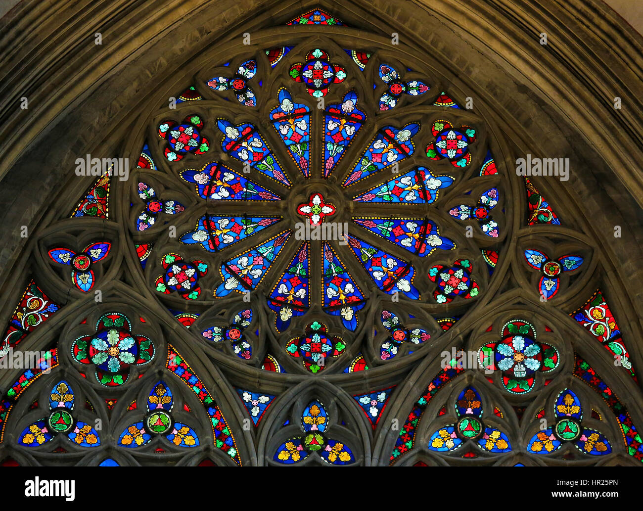 BAYEUX, Francia - 12 febbraio 2013: Vetrata nella cattedrale di Bayeux, Francia. Foto Stock