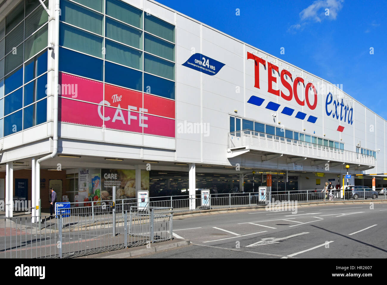 Tesco Extra 24 ore supermarket facciata & caffè piano terra parcheggio auto piani negozio al di sopra del commercio al dettaglio nella città di Slough Berkshire Inghilterra Regno Unito Foto Stock