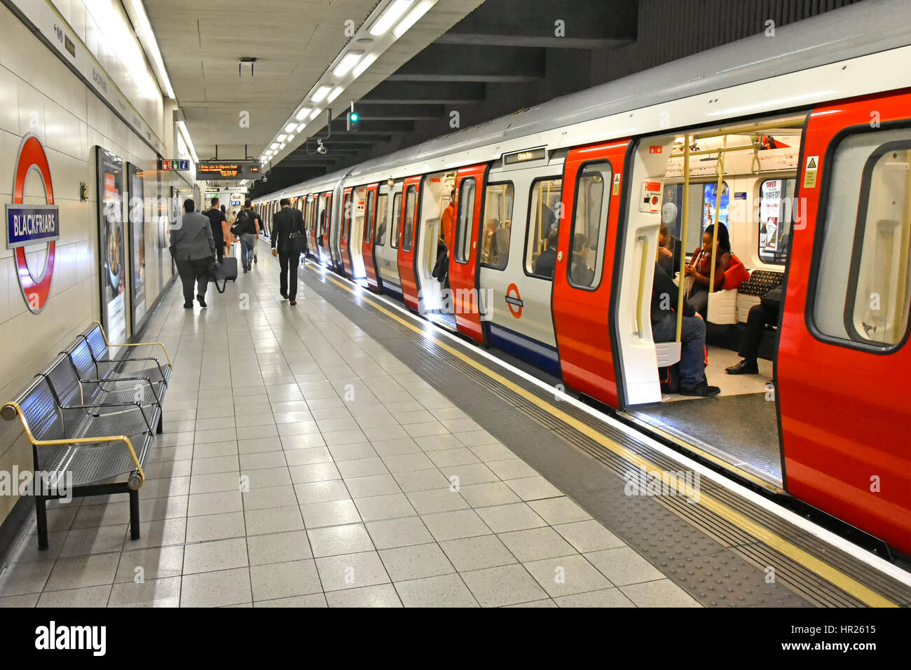 La metropolitana di Londra Blackfriars Station piattaforma passo del treno gratuito accesso per disabili su sedia a rotelle vista posteriore di passeggeri sulla District & Circle line UK Foto Stock