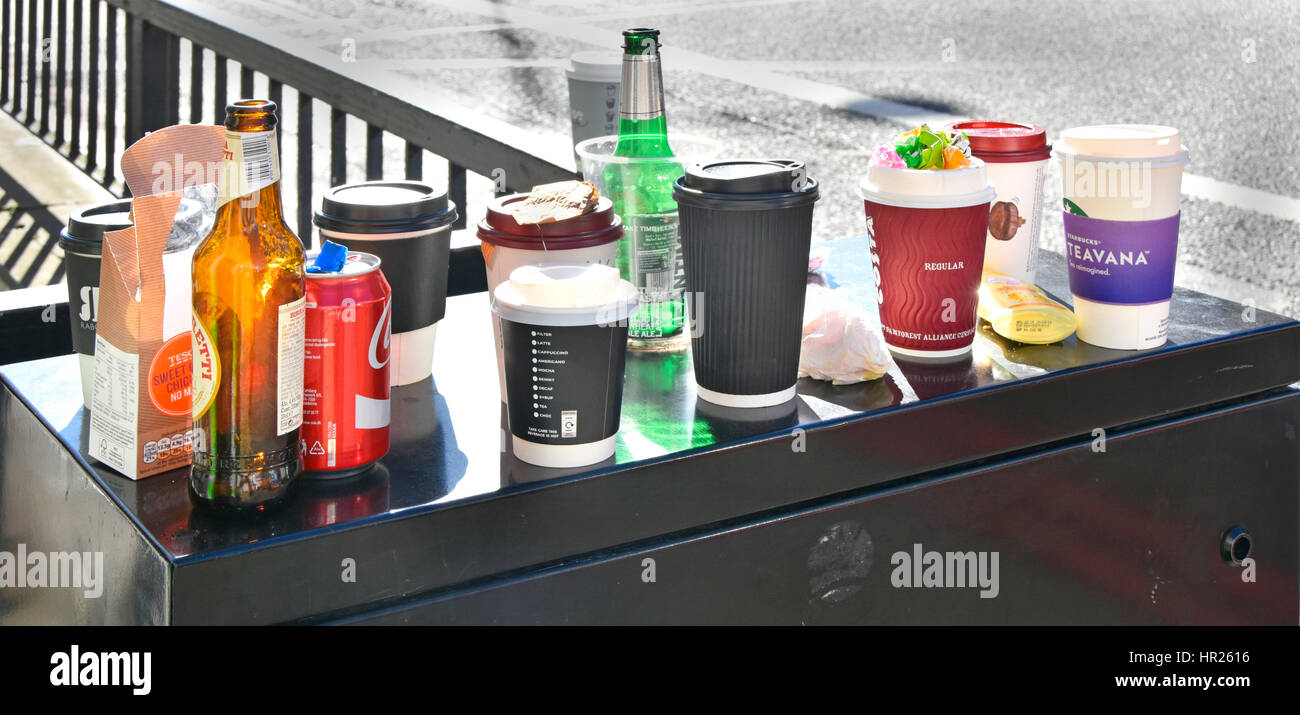Spazzatura lasciata dai lavoratori dell'ufficio pausa pranzo dopo aver fatto uno spuntino in bottiglia di birra di strada tazze di carta lattine di tazze di caffè spazzatura spazzatura City of London UK Foto Stock