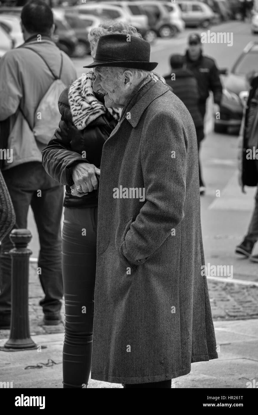 Il vecchio uomo godendo i festeggiamenti carnevaleschi in Corfu Grecia Foto Stock