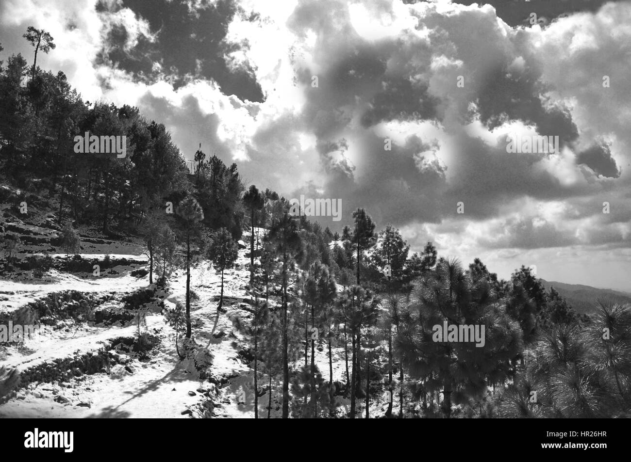 Bianco e nero Cloudscape oltre le montagne innevate Foto Stock
