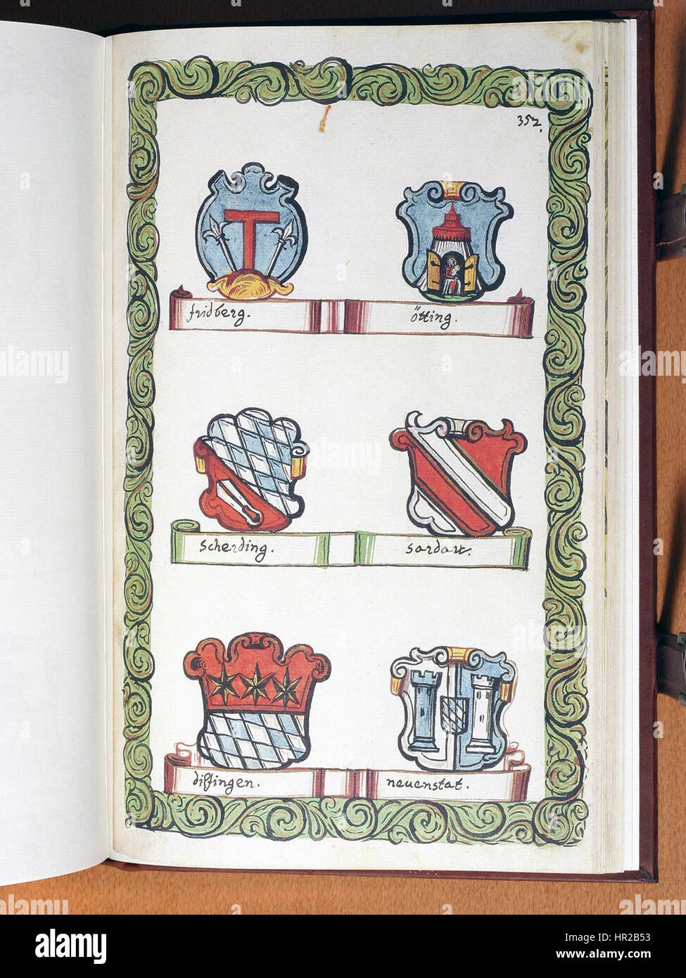 "Opus insignium armorumque 3526" è un'opera che mostra disegni e insegne araldiche. Il pezzo si concentra sui simboli e sugli stemmi, riflettendo le tradizioni e il significato dell'araldica nell'Europa medievale e rinascimentale. Foto Stock