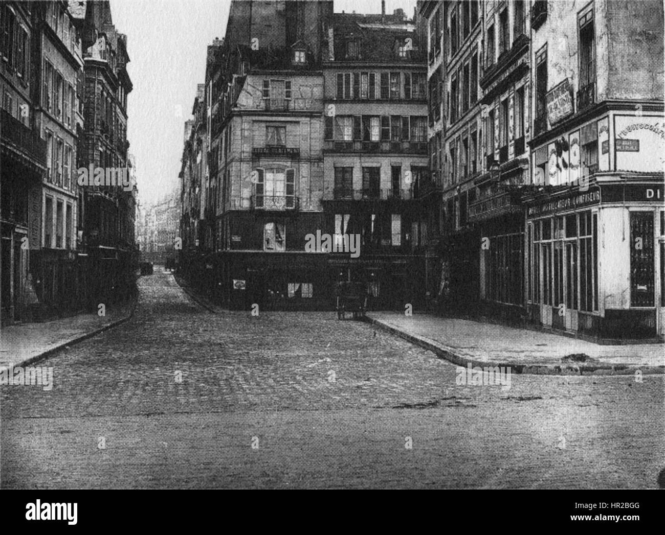 Place De l'Ecole Marville è una fotografia di Charles Marville che cattura l'architettura e le strade di Parigi a metà del XIX secolo. Fa parte della documentazione fotografica di Marville sulla vita parigina prima della modernizzazione urbana. Foto Stock
