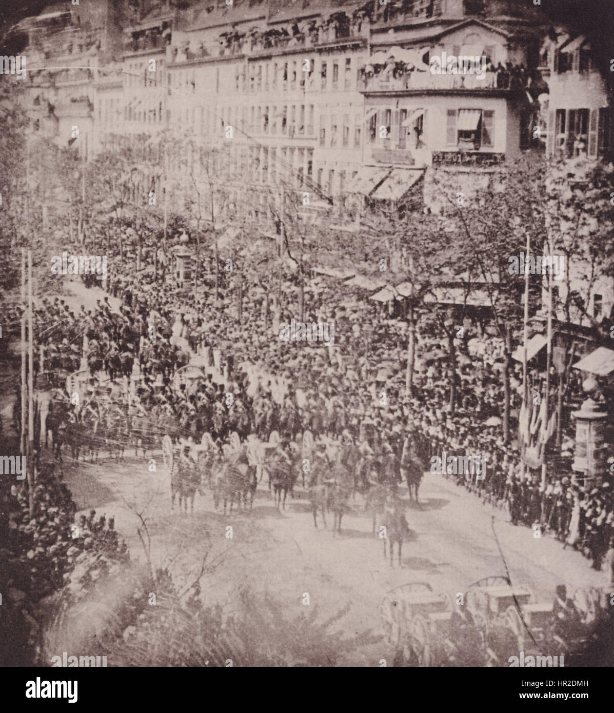 La parata militare Sabauda di Torino raffigura una parata militare in città, evidenziando la grandezza e la formalità dell'evento. Questa processione militare mostra i soldati in uniforme, riflettendo il significato storico di tali eventi in Italia durante il periodo della dinastia Savoia. La scena enfatizza la disciplina militare e l'importanza sociale delle manifestazioni pubbliche di potere e autorità. Foto Stock