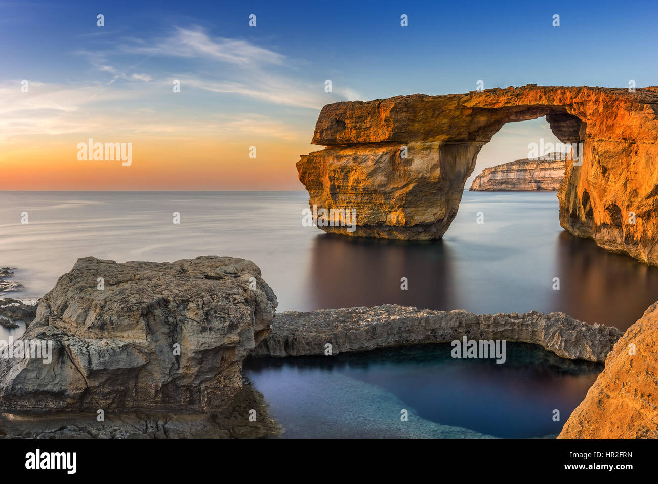 A Gozo, Malta - Tramonto al bellissimo Azure Window, un arco naturale e il famoso punto di riferimento sull'isola di Gozo Foto Stock