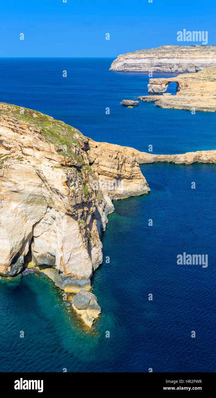 A Gozo, Malta - La Roccia del fungo e Azure Window a Dwejra Bay su una bella giornata estiva con cielo azzurro acqua di mare Foto Stock