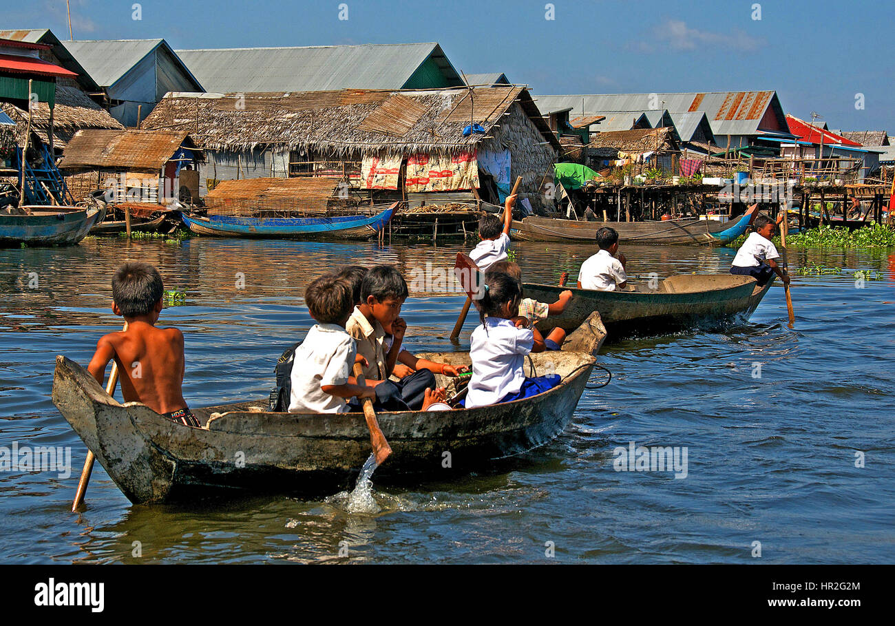 Gli scolari onTonle nautica lago di SAP, Cambogia Foto Stock