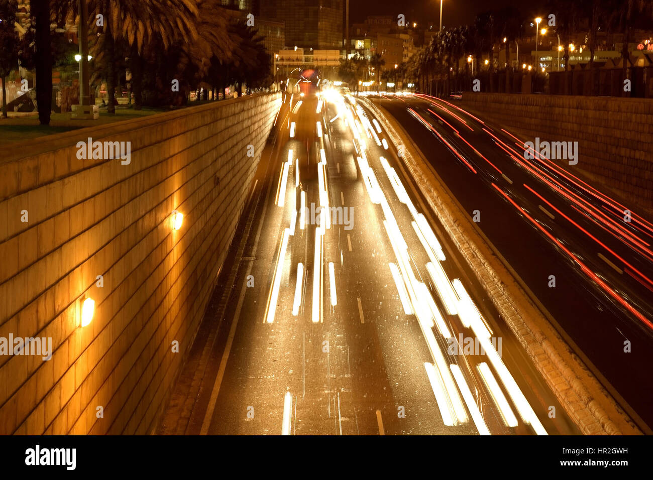 Il traffico in movimento durante la notte con le luci in movimento Foto Stock