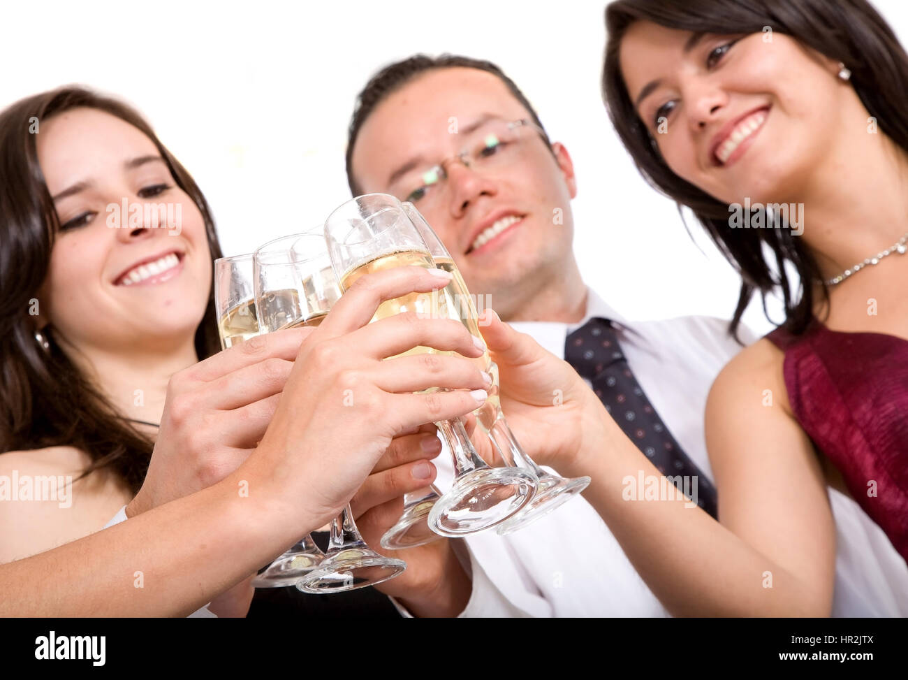 Gli amici a una festa su uno sfondo bianco - focus è sui bicchieri Foto Stock