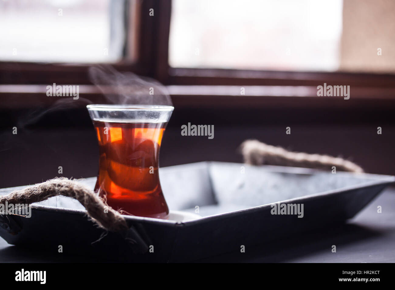 Un bicchiere di tè nero Foto Stock