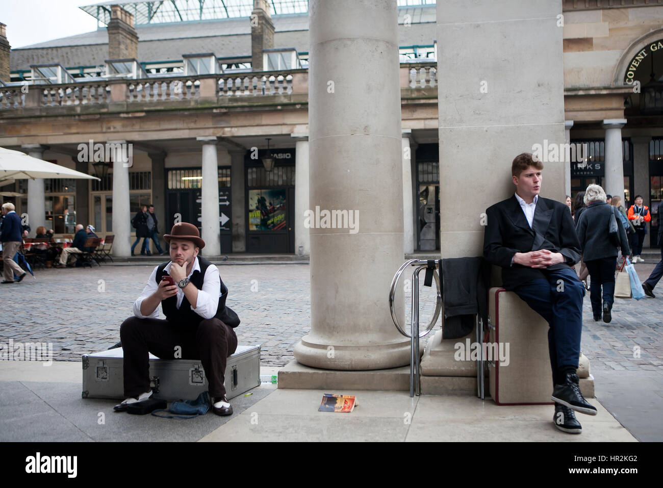 Londra, Inghilterra - Luglio 12, 2016 Tmagicians in attesa del loro turno per eseguire ad angolo magico di Covent Garden Foto Stock