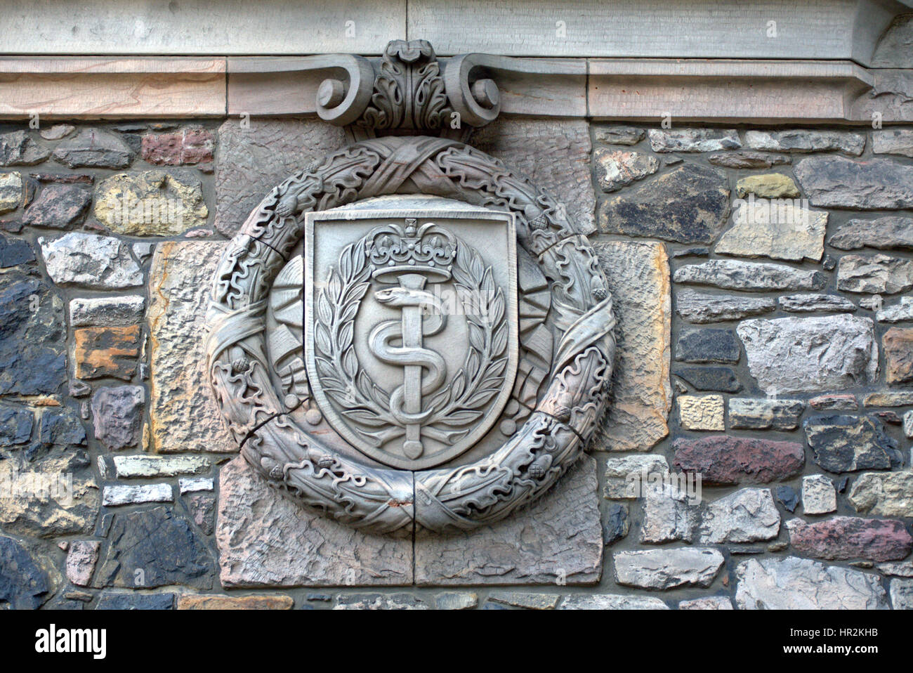 Il castello di Edimburgo National War Memorial logo sulla parete RAMC 1/3 Il Royal Army Medical Corps Foto Stock