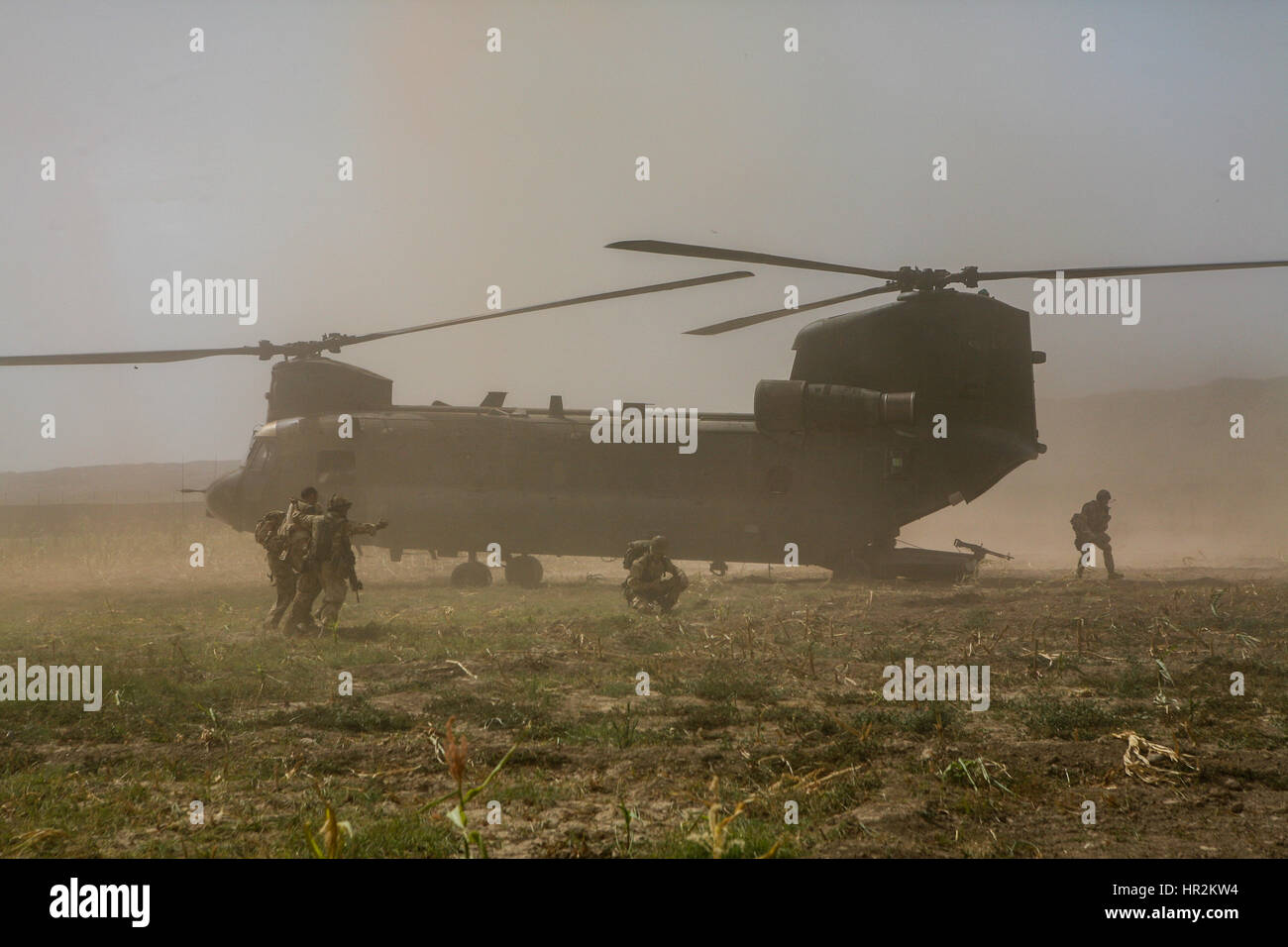 Briitsh soldato ferito in azioni effettuate a chinook per essere evecuated da sangin ad un hopital a camp bastion. sangin,provincia di Helmand, Afghanistan Foto Stock