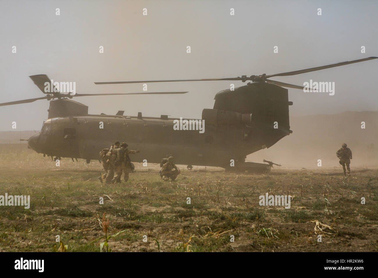 Briitsh soldato ferito in azioni effettuate a chinook per essere evecuated da sangin ad un hopital a camp bastion. sangin,provincia di Helmand, Afghanistan Foto Stock