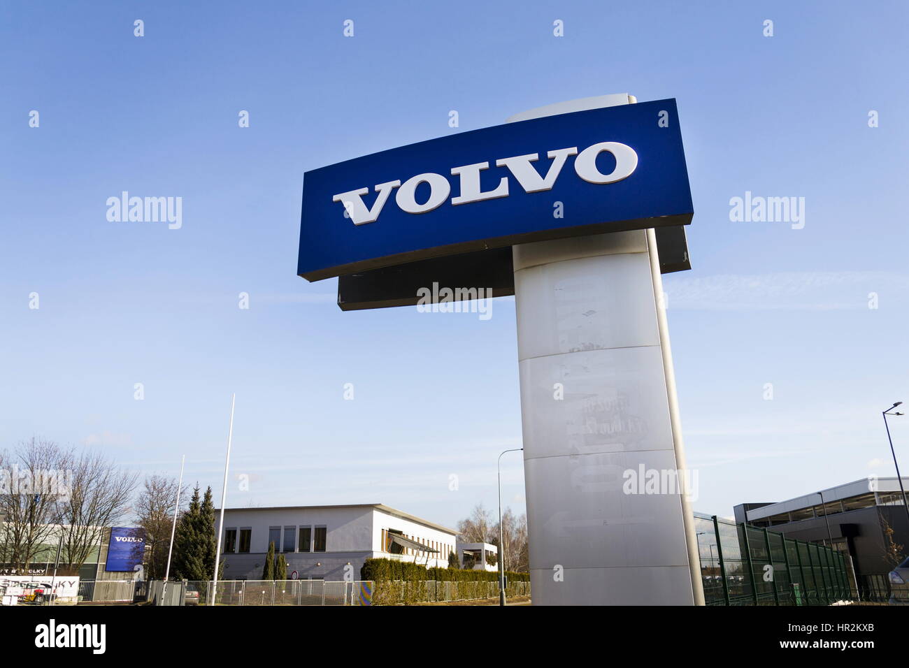 Praga, Repubblica Ceca - 25 febbraio: Volvo Car logo nella parte anteriore del palazzo della concessionaria il 25 febbraio 2017 a Praga, Repubblica Ceca. Nuova Volvo XC60 te Foto Stock