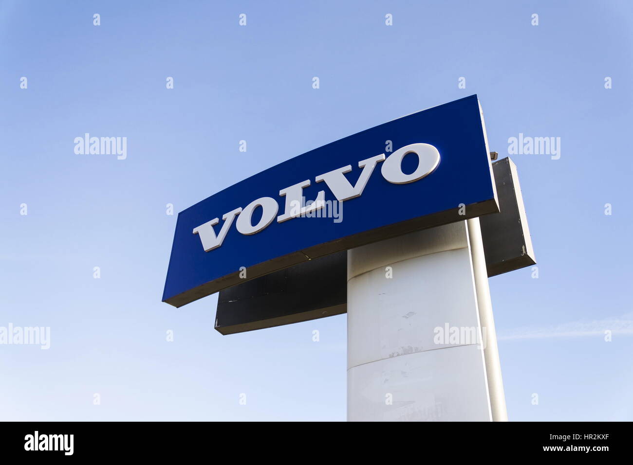 Praga, Repubblica Ceca - 25 febbraio: Volvo Car logo nella parte anteriore del palazzo della concessionaria il 25 febbraio 2017 a Praga, Repubblica Ceca. Nuova Volvo XC60 te Foto Stock