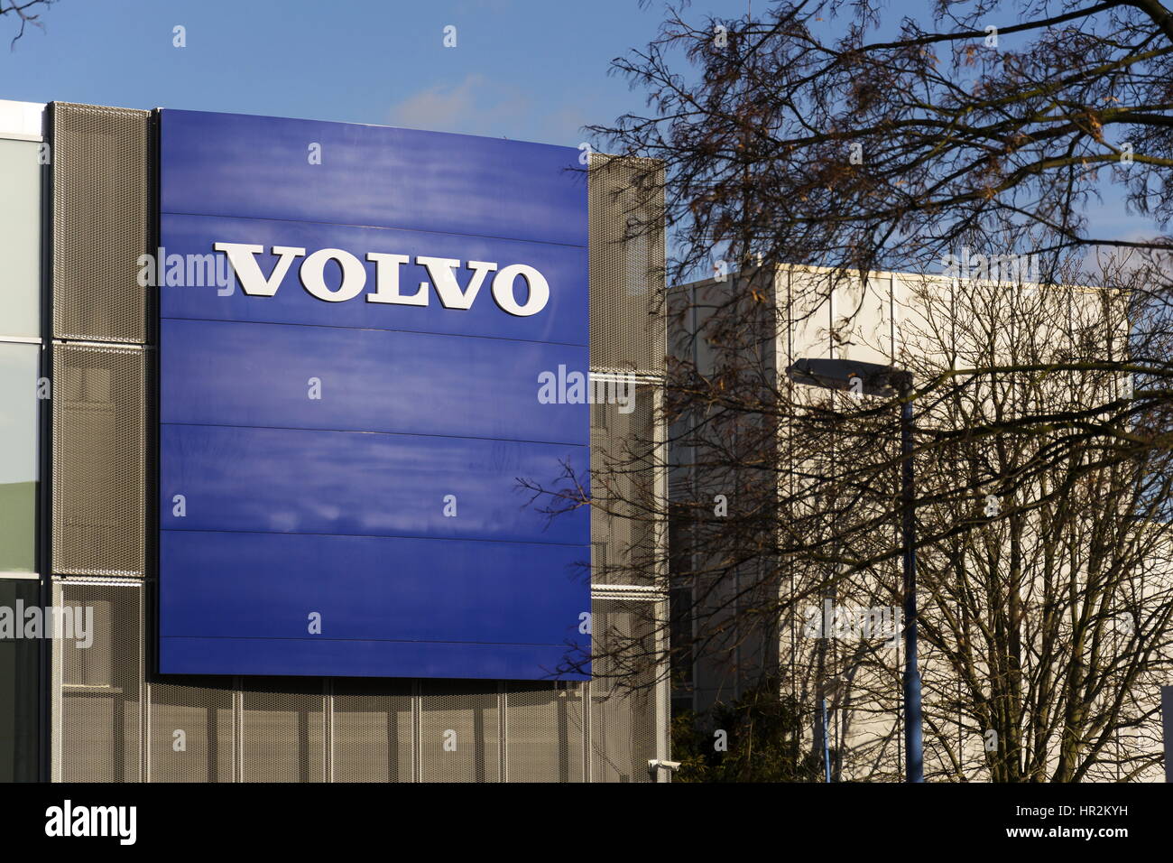Praga, Repubblica Ceca - 25 febbraio: Volvo Car logo nella parte anteriore del palazzo della concessionaria il 25 febbraio 2017 a Praga, Repubblica Ceca. Nuova Volvo XC60 te Foto Stock