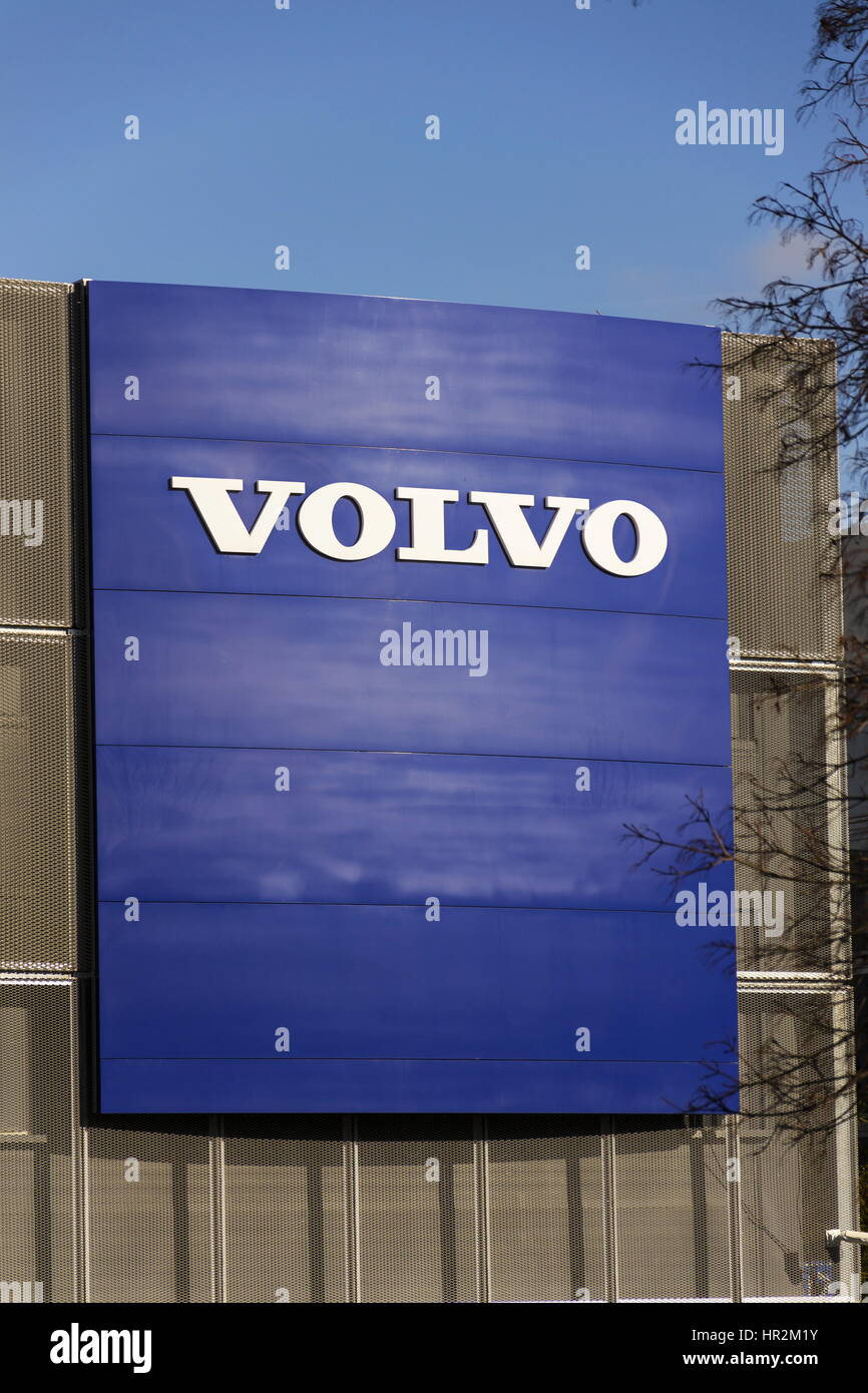 Praga, Repubblica Ceca - 25 febbraio: Volvo Car logo nella parte anteriore del palazzo della concessionaria il 25 febbraio 2017 a Praga, Repubblica Ceca. Nuova Volvo XC60 te Foto Stock