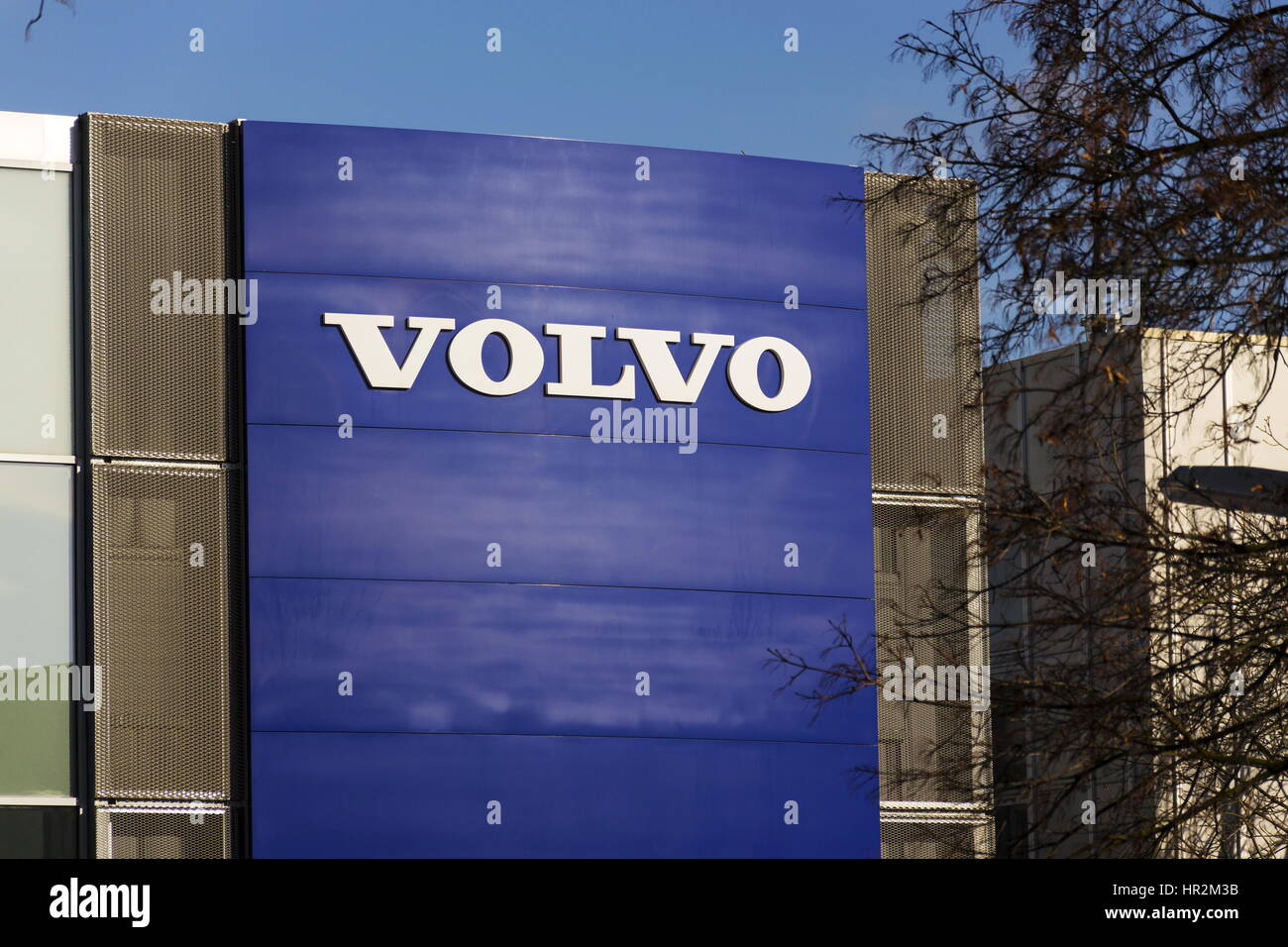 Praga, Repubblica Ceca - 25 febbraio: Volvo Car logo nella parte anteriore del palazzo della concessionaria il 25 febbraio 2017 a Praga, Repubblica Ceca. Nuova Volvo XC60 te Foto Stock