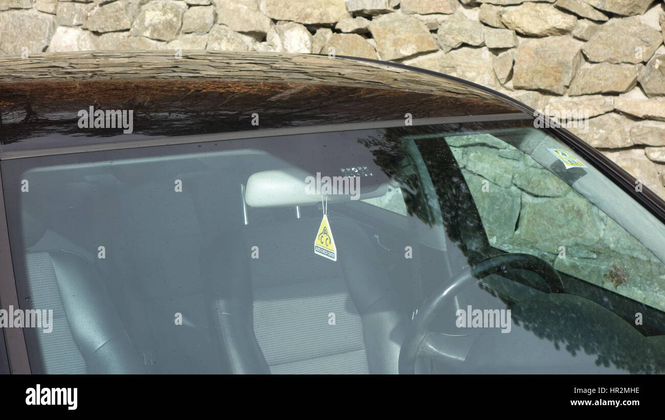 Auto di lusso parabrezza design con sensori di pioggia e sensori di luce  davanti, Specchio retrovisore antiabbagliante, interni in pelle, vetri  oscurati, europeo Foto stock - Alamy