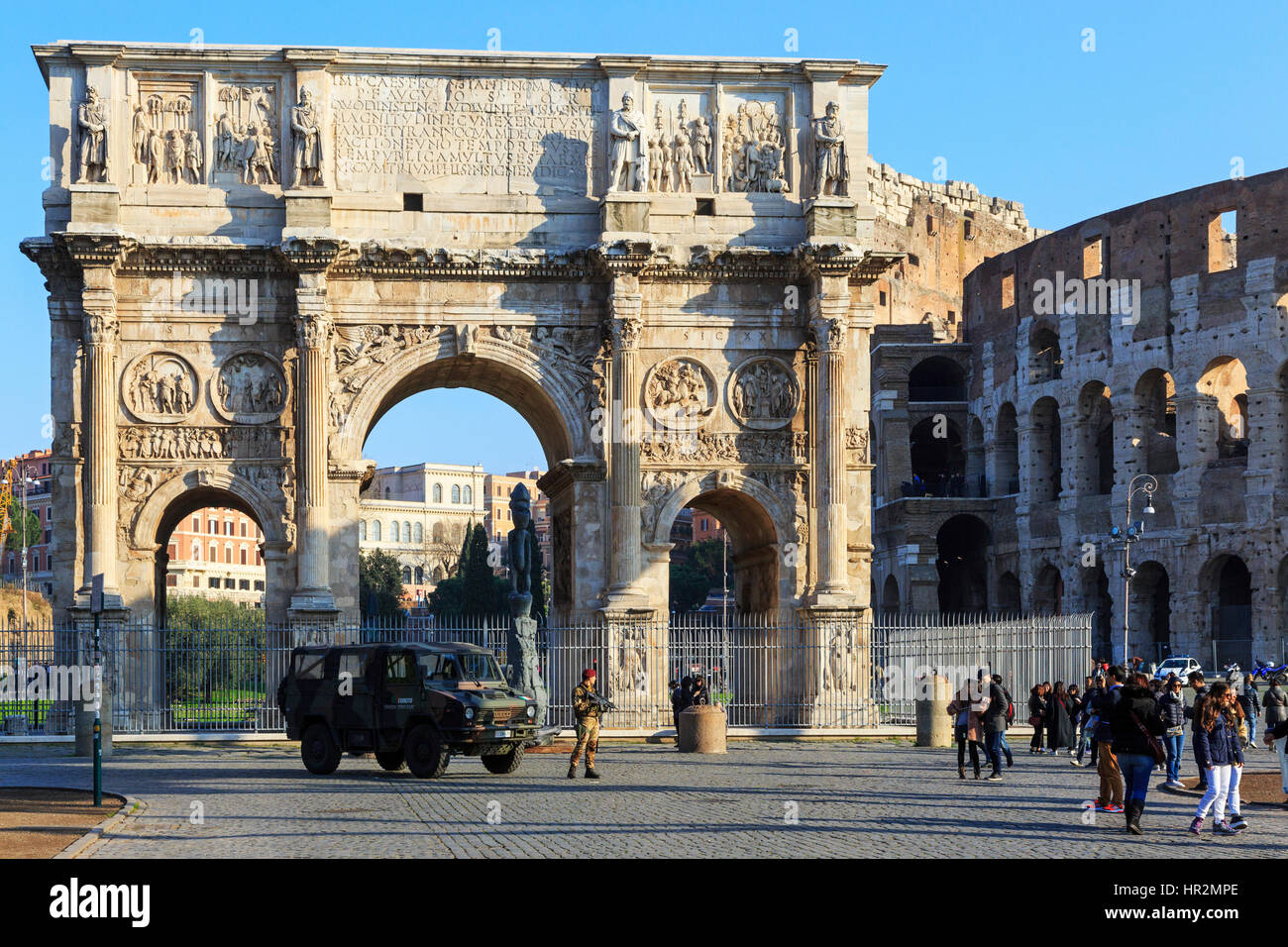 Arco de Constantino, l'arco trionfale costruito dai senatori in AD315, situato sulla Via Triumphalis, tra il Colle Palatino e il Colosseo è Ro Foto Stock