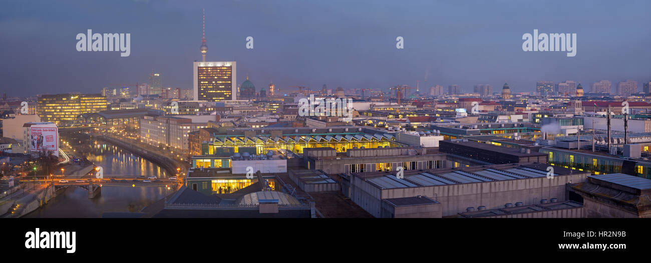 Berlino, Germania - Febbraio 13, 2017: Panorama di Berlino nel crepuscolo serale. Foto Stock