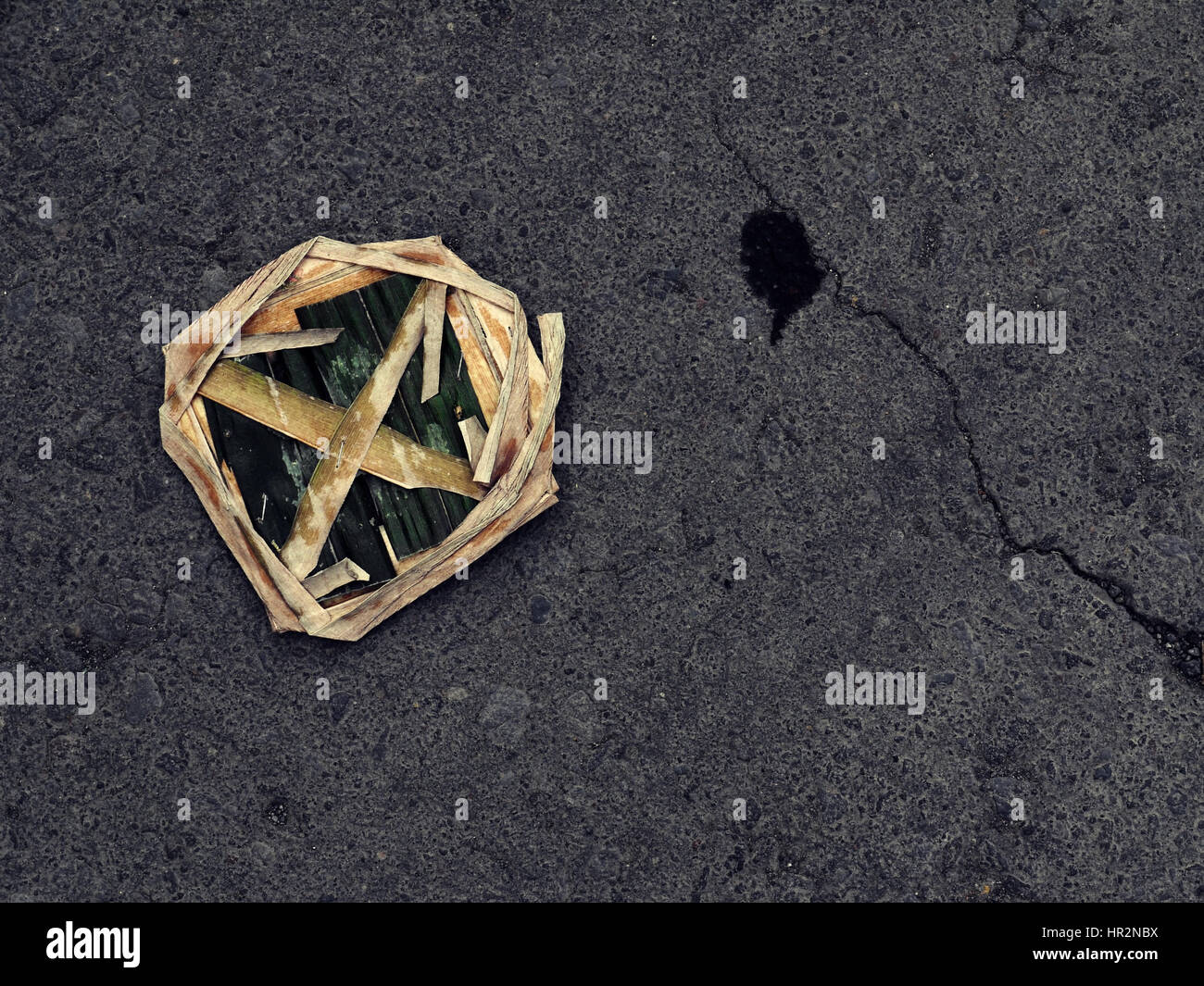 Vecchia base utilizzata per le offerte di Balinese di dèi e spiriti su una superficie stradale, vista dall'alto. Bali, Indonesia Foto Stock