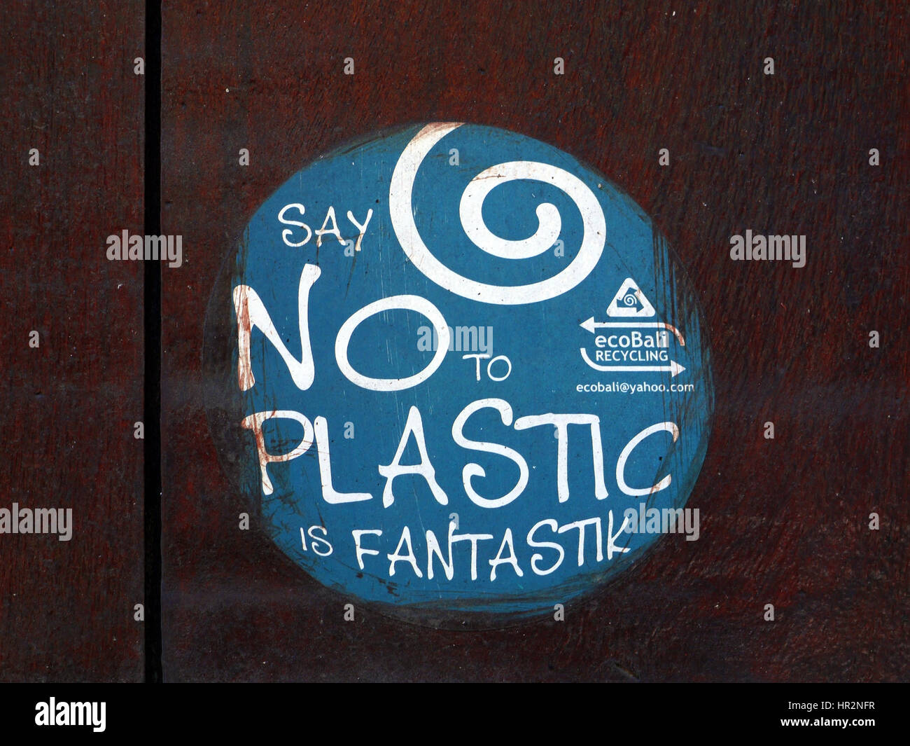 'Say No alla plastica' adesivo blu sulla parete. Bali, Indonesia Foto Stock