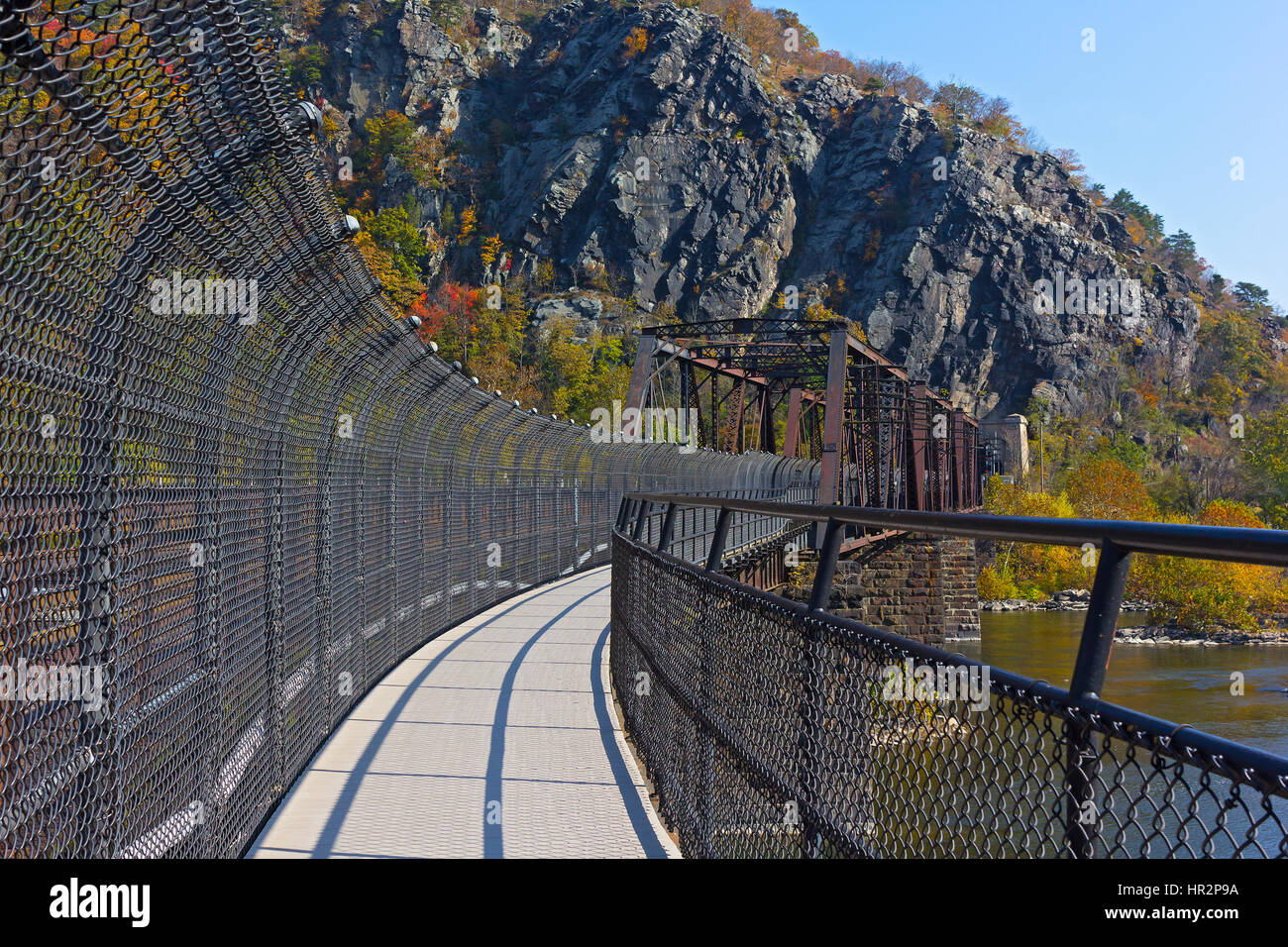 Appalachian trail sul fiume in West Virginia, Stati Uniti d'America. sentiero oltre il fiume shenandoah nella storica harper ferry town. Foto Stock
