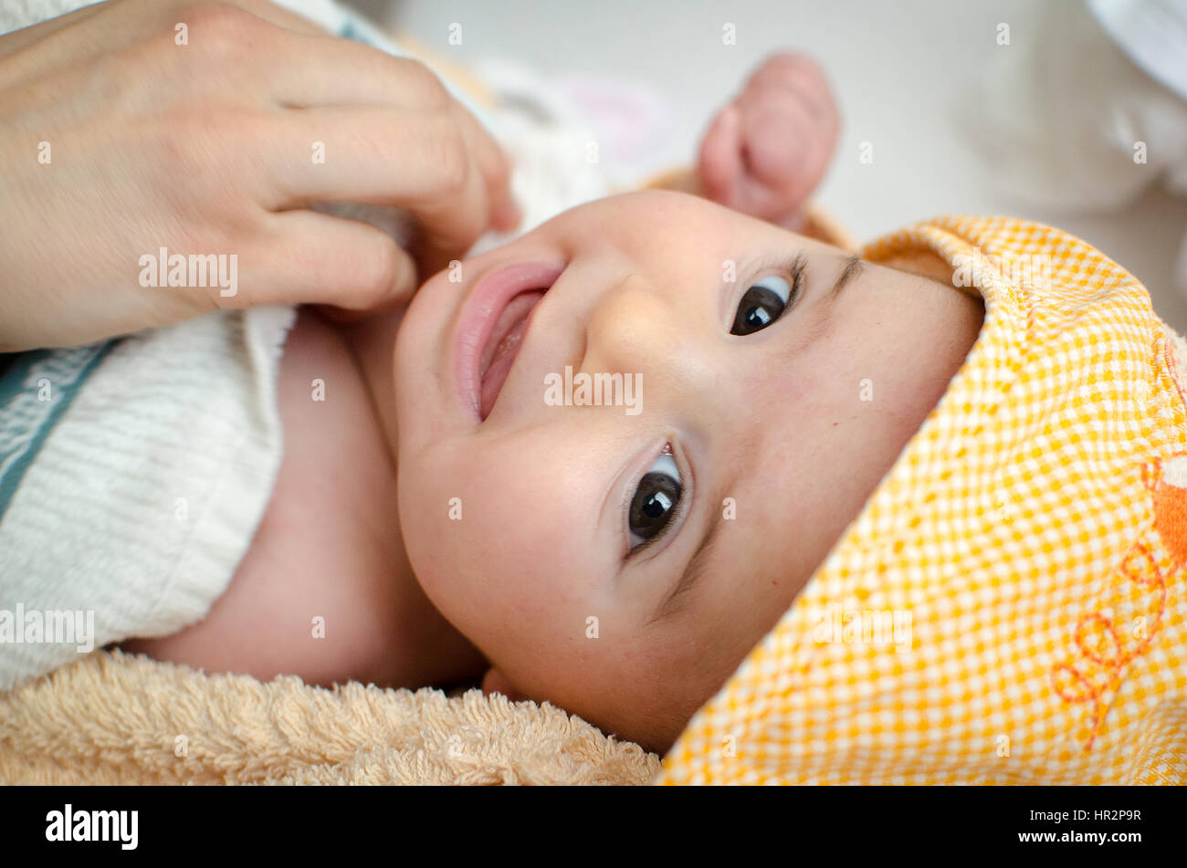 Gli occhi di neonato closeup sguardo faccia bambino ritratto il cofano Foto Stock