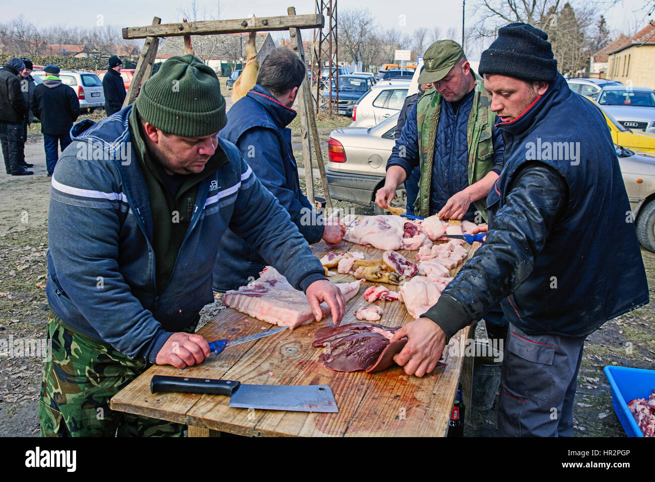 Belo Blato, Serbia, febbraio 11, 2017. Il gruppo macellai la trasformazione della carne al tradizionale evento 'Sausage fest' Foto Stock