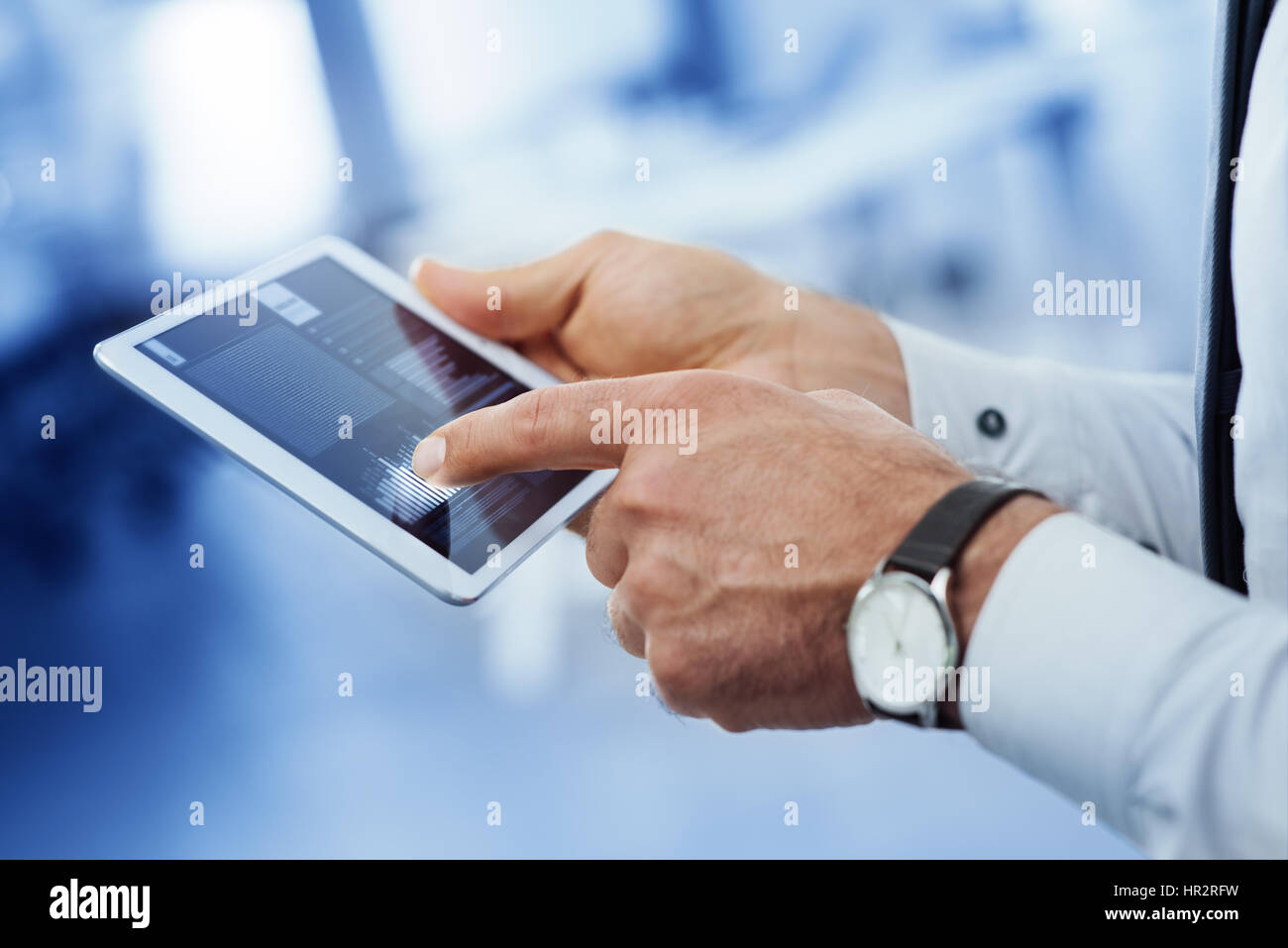 Imprenditore professionale utilizzando un digital tablet touch-screen, le mani vicino, irriconoscibile persona Foto Stock