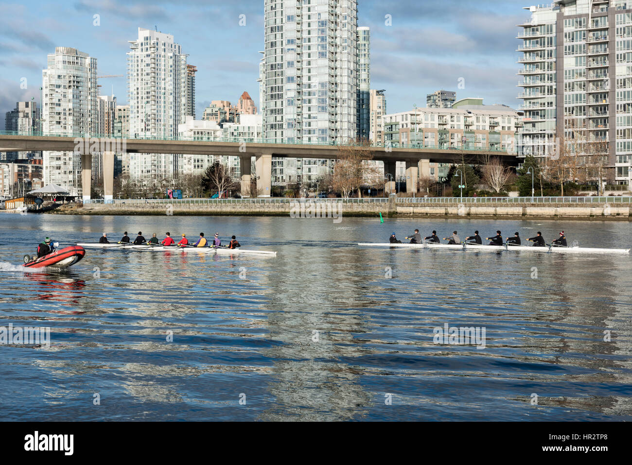 Squadre di canottaggio pratica nelle acque di False Creek, Vancouver BC Foto Stock