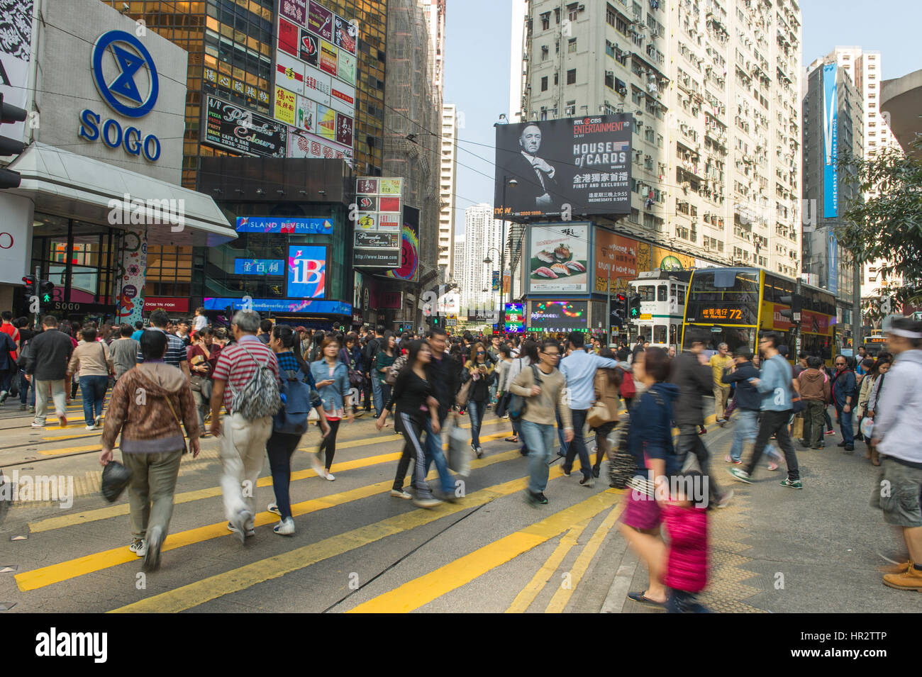 Tipica strada intersezione di Hong Kong, Cina Foto Stock