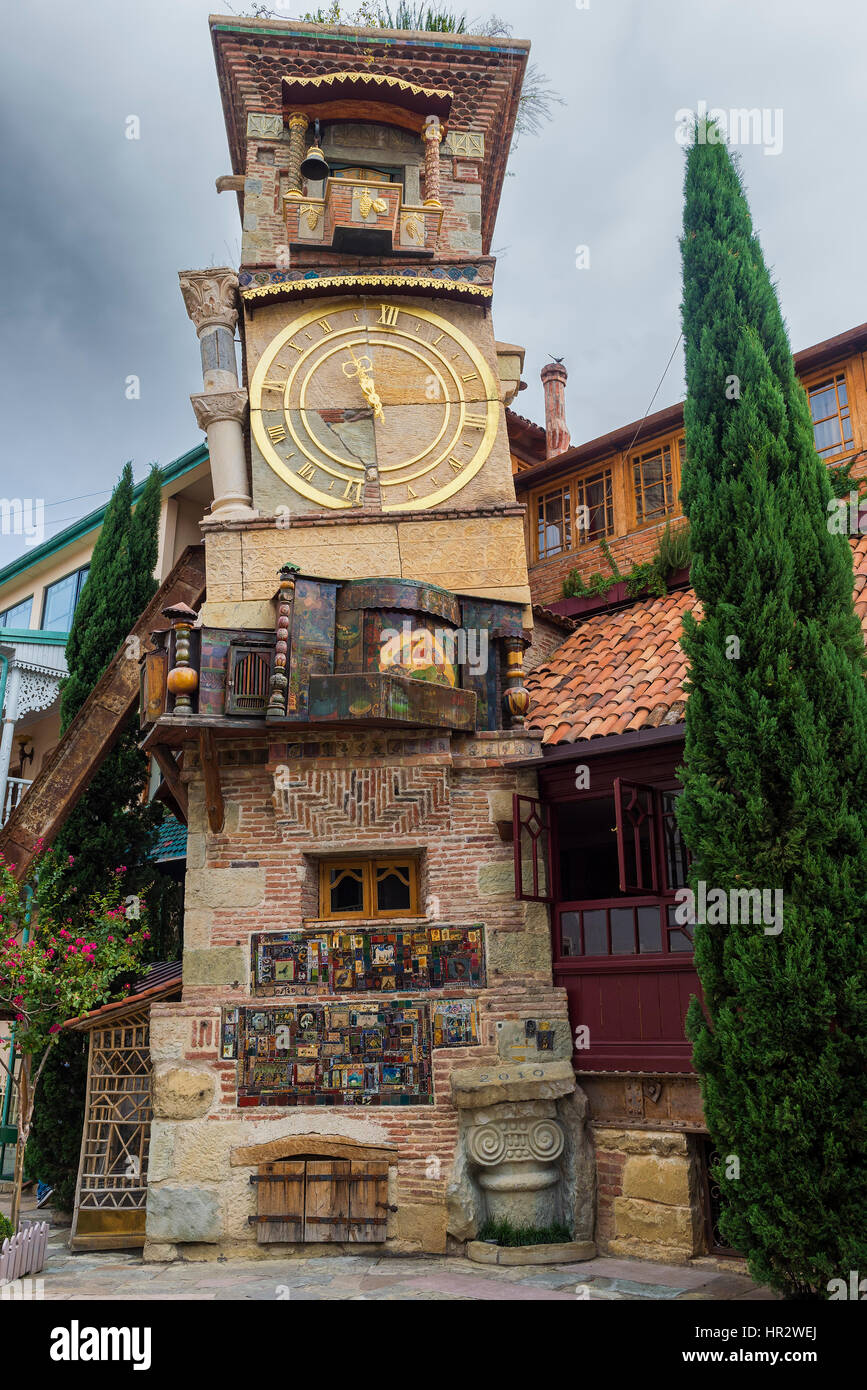 Torre dell'orologio del Gabriadze Puppet Theatre, Tbilisi, Georgia, nel Caucaso, Medio Oriente e Asia Foto Stock