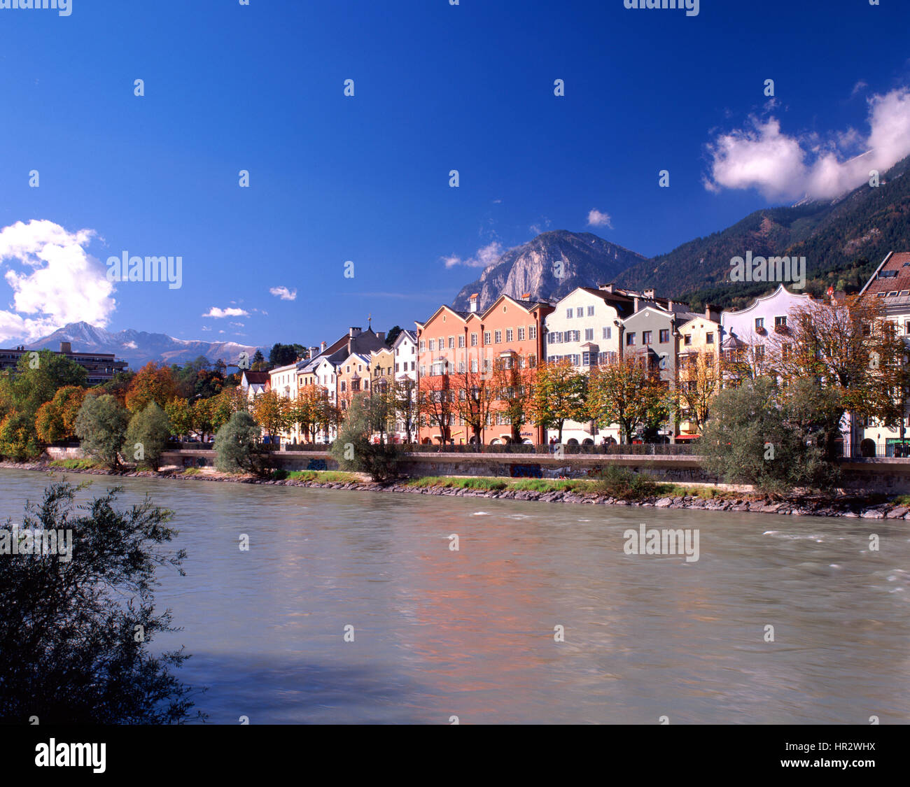 Case colorate lungo il fiume Inn, Innsbruck, Austria Foto Stock