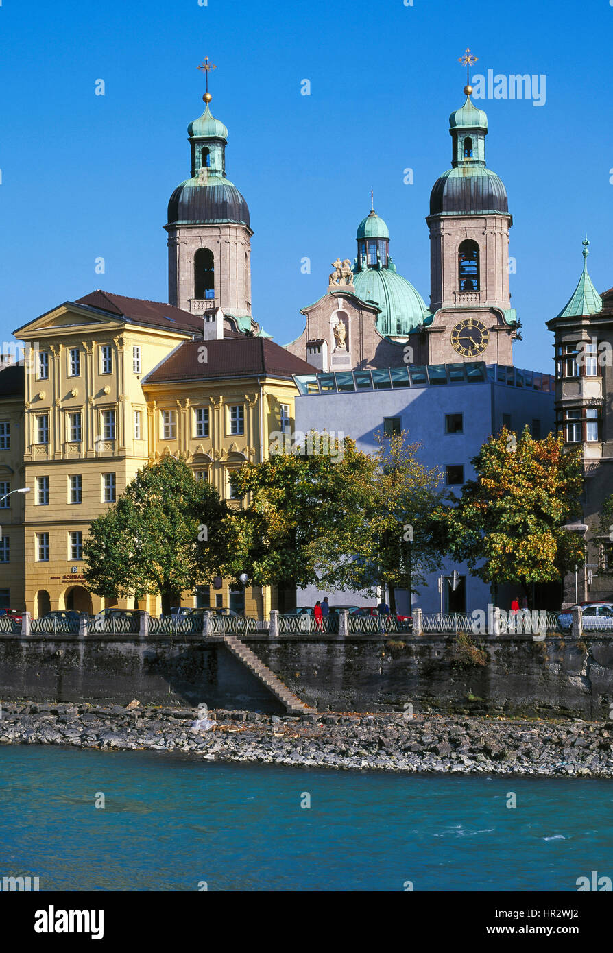 Il Riverside e St James Cathedral, fiume Inn, Innsbruck, Austria Foto Stock