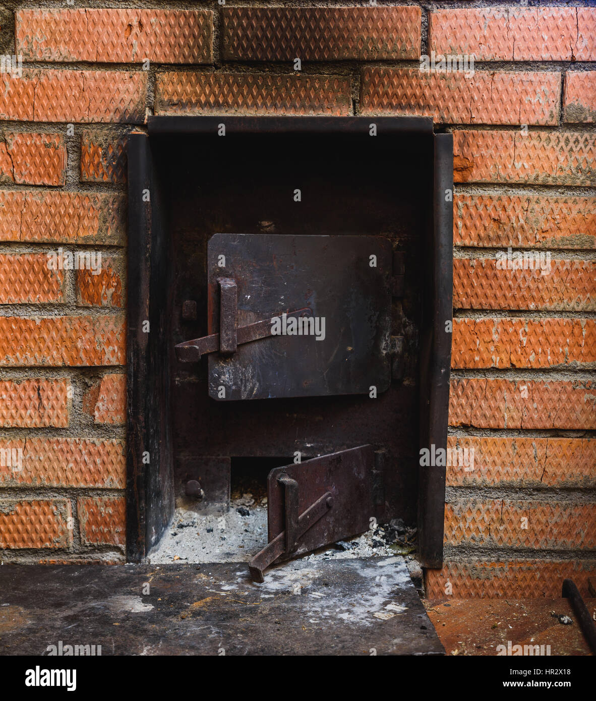 Stufa di ferro in russo il sauna rivestita con mattoni rossi Foto Stock