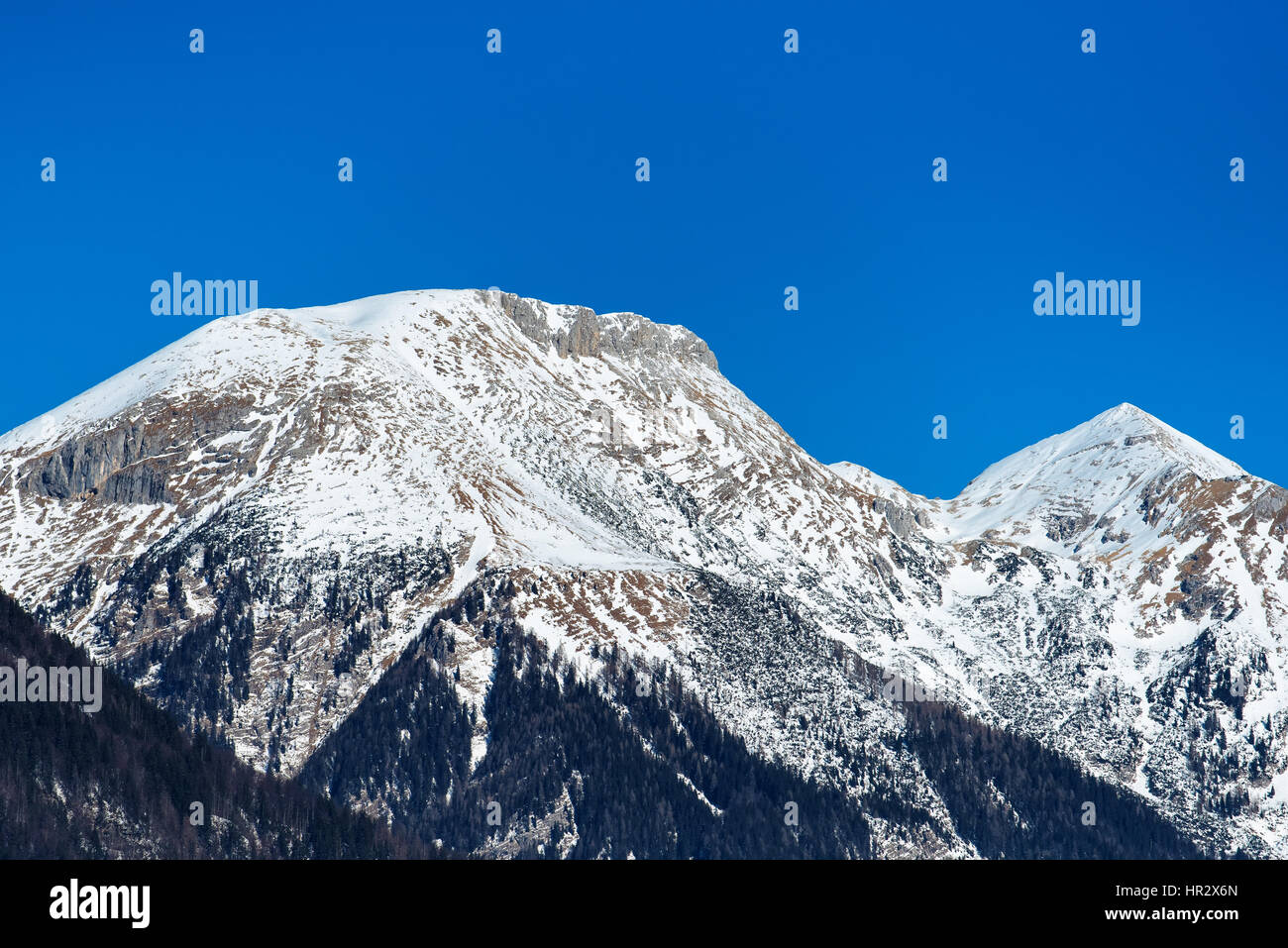 Cime delle Alpi Giulie e cielo chiaro dietro come spazio di copia Foto Stock