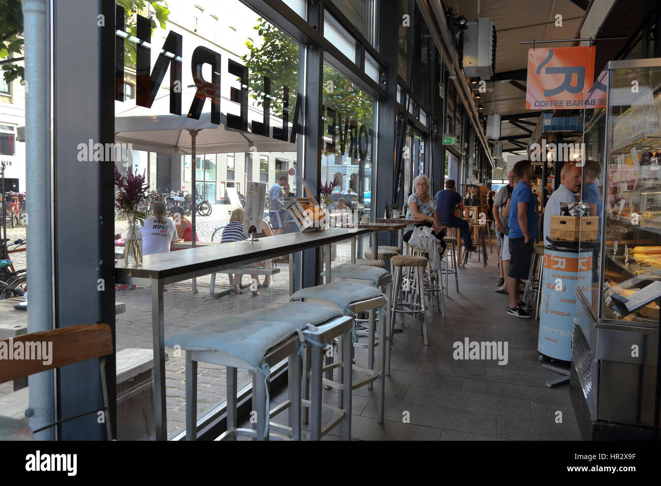 Mercato Agricolo il food court a Copenhagen, Danimarca Foto Stock