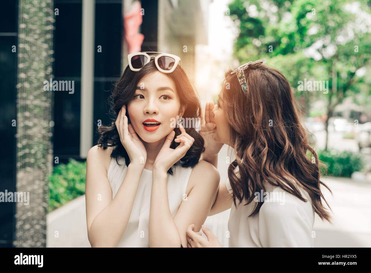 Felice di giovani donne a parlare al di fuori del centro commerciale Foto Stock