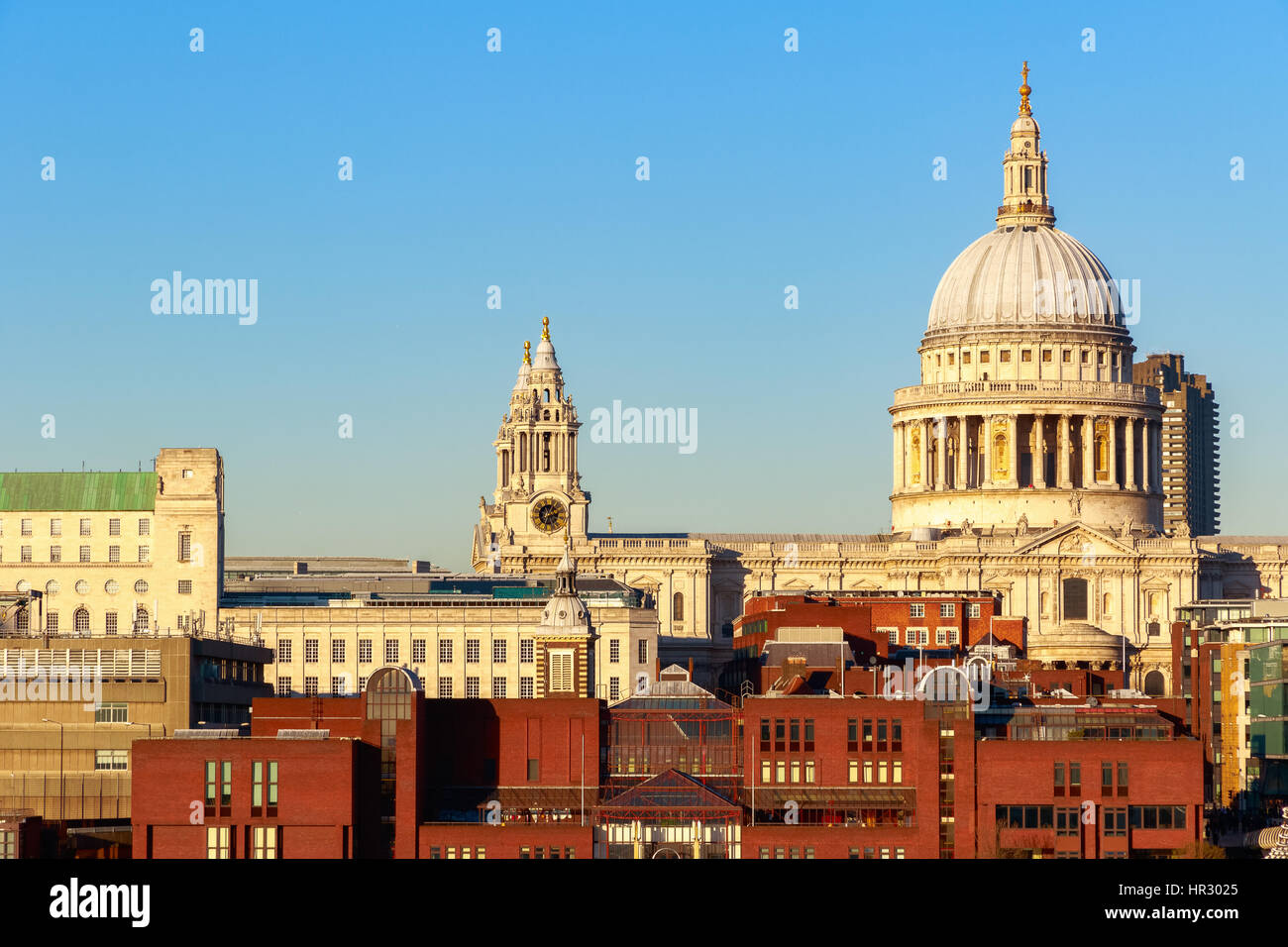 La cattedrale di san Paolo a Londra contro un cielo blu senza nuvole Foto Stock