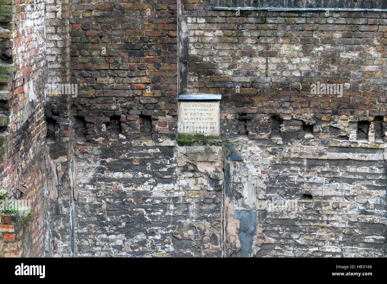 1860 segno di confine per la parrocchia di St Botolph in Aldersgate in una sezione del muro romano su nobili Street a Londra REGNO UNITO KATHY DEWITT Foto Stock