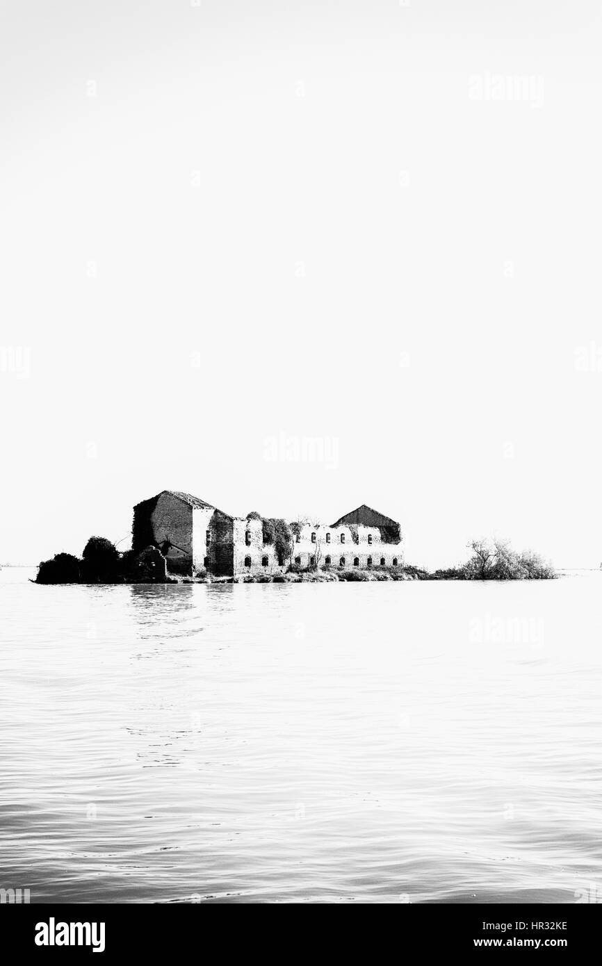 Le rovine di un ex monastero sul piccolo isolotto Isola Madonna del Monte, Venezia, Italia - Altered digitalmente Foto Stock