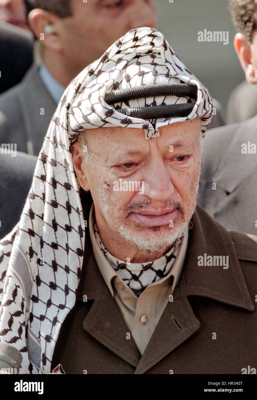 Il leader palestinese Yasser Arafat parla ai giornalisti al di fuori della casa bianca dopo un incontro con il Presidente degli Stati Uniti Bill Clinton e il Primo Ministro israeliano Benjamin Netanyahu Ottobre 15, 1998 a Washington, DC. Netanyahu e Arafat sono riuniti in noi per cercare di rilanciare il Medio Oriente accordo di pace. Foto Stock