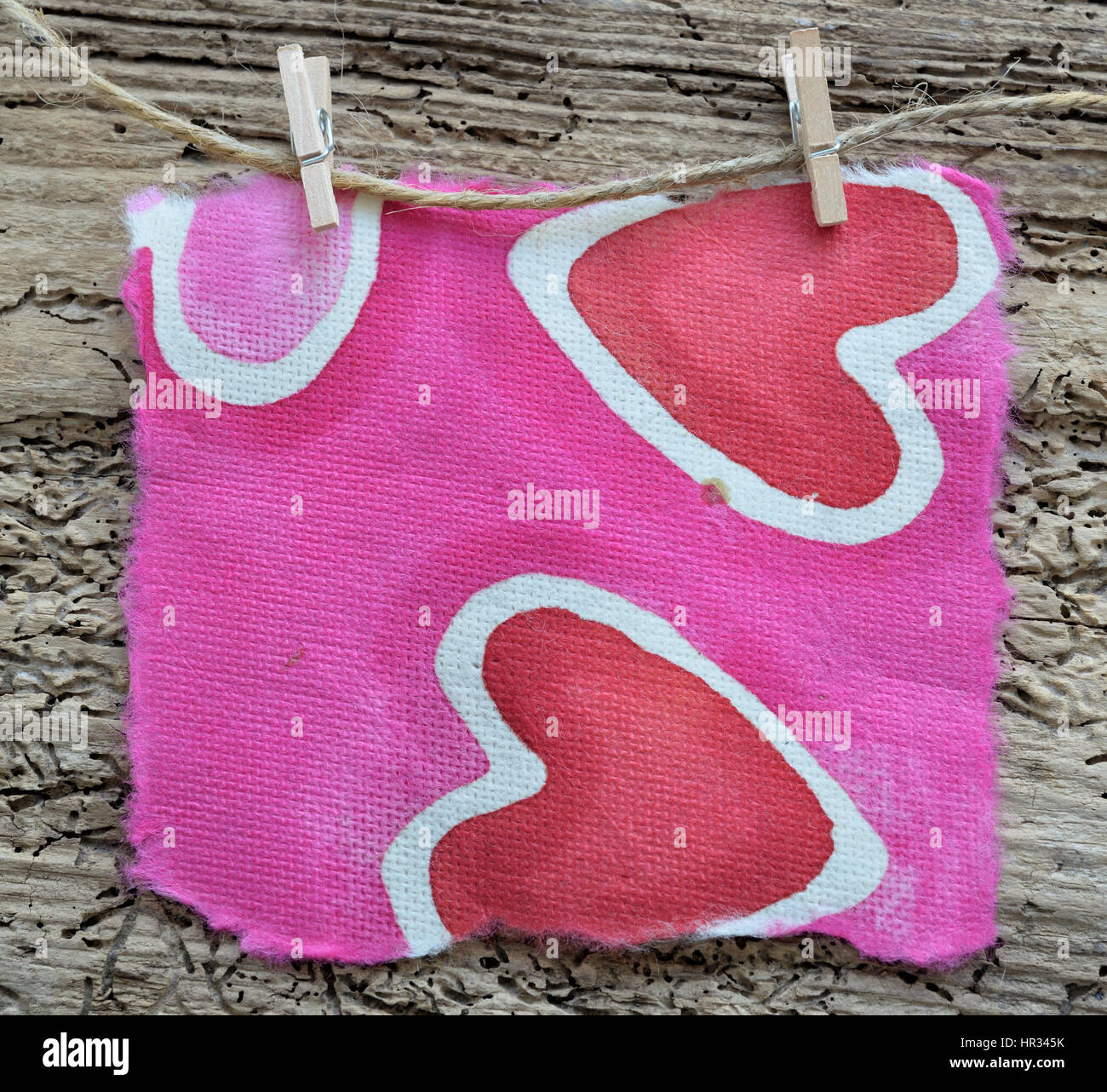 Cuore di carta nota su pioli, lo spazio per la copia Foto Stock