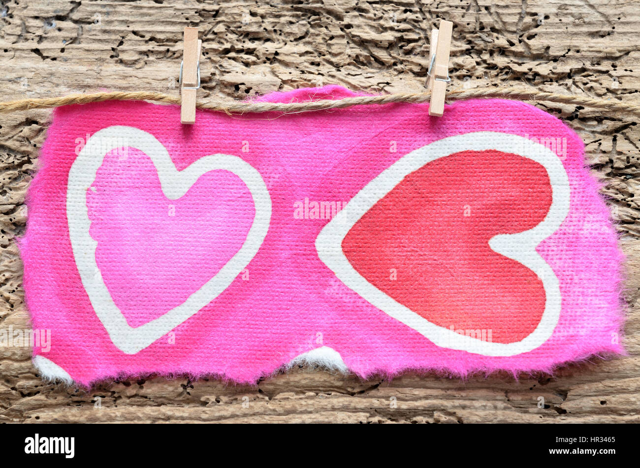 Cuore di carta nota su pioli, lo spazio per la copia Foto Stock