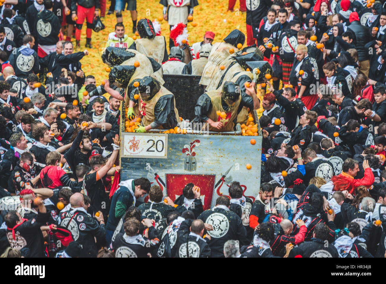 Ivrea, Italia. 26 Febbraio, 2017. La battaglia delle arance è un festival nel nord della città italiana di Ivrea, che include una tradizione di lancio di arance tra gruppi organizzati. È la più grande battaglia del cibo in Italia. Si tratta di una parte delle celebrazioni del Carnevale. Credito: Alessandro Bosio/Pacific Press/Alamy Live News Foto Stock