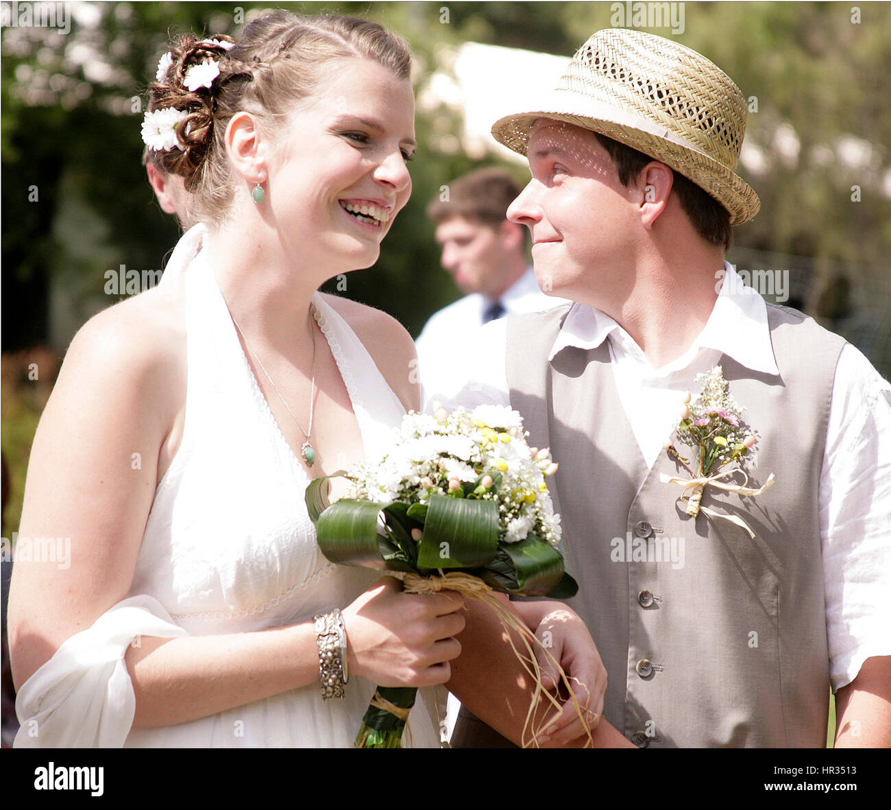 Giorno di nozze di un giovane in abito bianco Foto Stock
